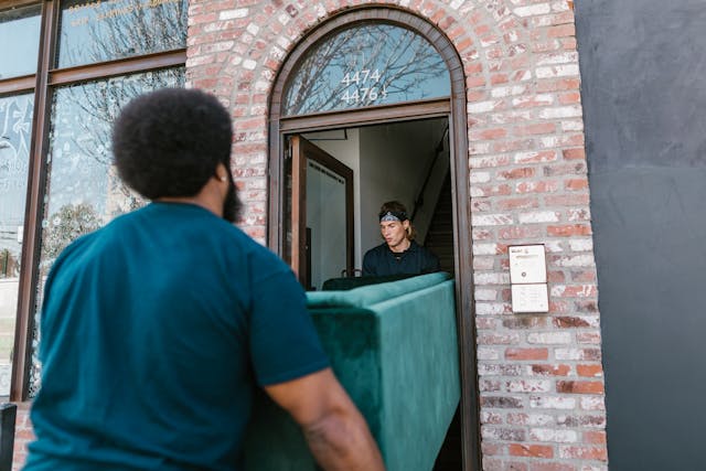 White-glove furniture delivery in Peterborough by SpeedyPack Movers White-glove furniture delivery in Peterborough by SpeedyPack Movers