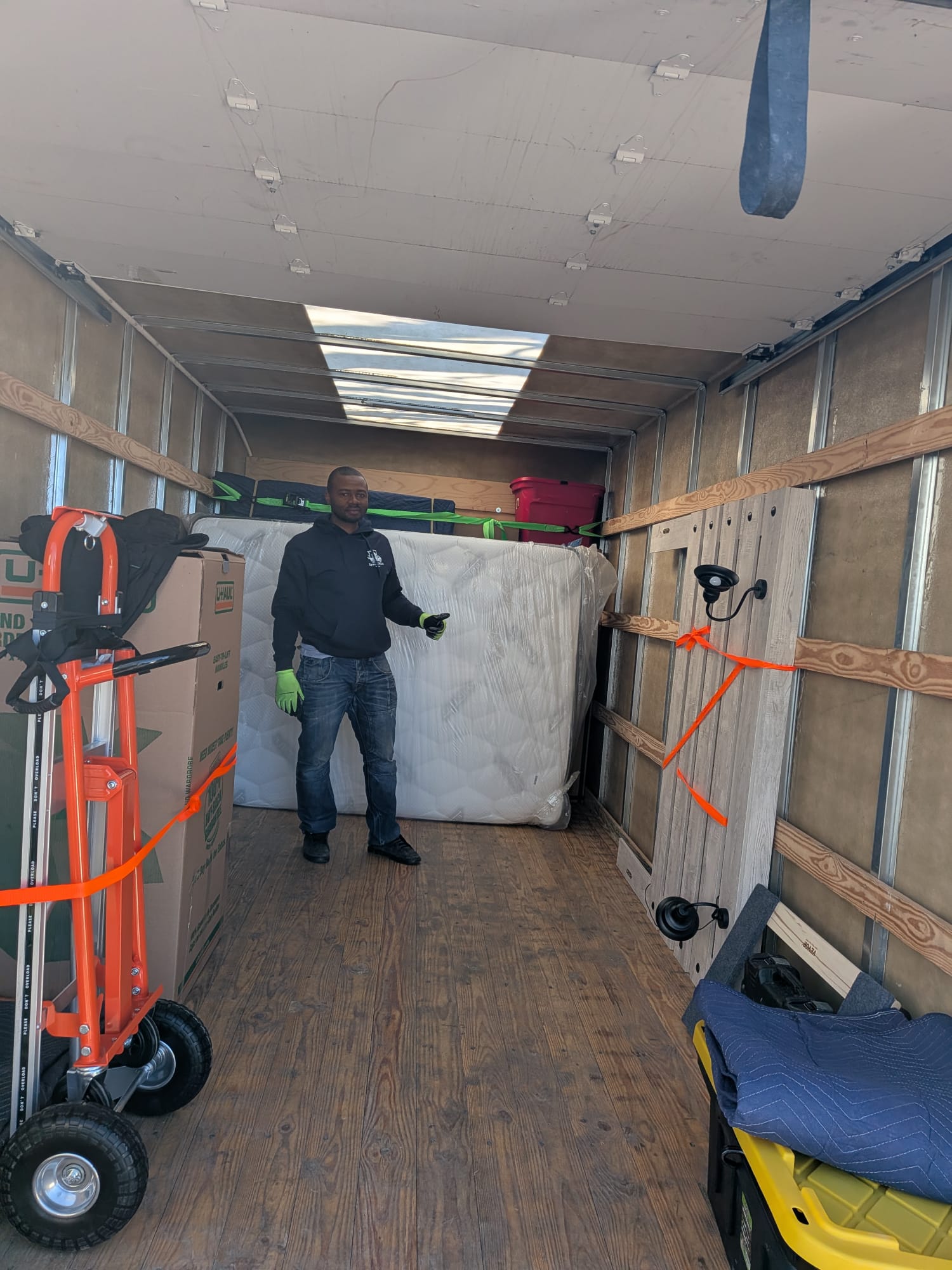 SpeedyPack Movers Loding truck